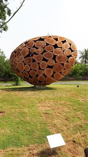 Tác phẩm "Sỏi đá cũng là vàng" của Nhà điêu khắc Lee Jae Hyo (Hàn Quốc). Ảnh: TTXVN phát Tác phẩm "Sỏi đá cũng là vàng" của Nhà điêu khắc Lee Jae Hyo (Hàn Quốc). Ảnh: TTXVN phát