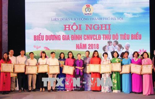 Trao Bằng khen của Liên đoàn lao động Hà Nội cho các gia đình tiêu biểu. Ảnh: Minh Nghĩa - TTXVN