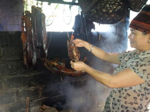 Vợ ông Pổn sấy cá sỉnh để đãi khách quý. Ảnh: Nhật Thanh Vợ ông Pổn sấy cá sỉnh để đãi khách quý. Ảnh: Nhật Thanh