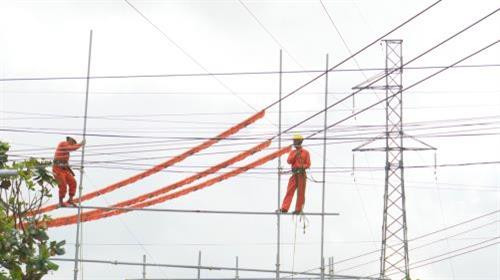 Nâng tải đường dây 110 kV Đăk Hà - Đăk Tô. Ảnh : Cao Nguyên-TTXVN Nâng tải đường dây 110 kV Đăk Hà - Đăk Tô. Ảnh : Cao Nguyên-TTXVN