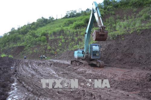 Đơn vị quản lý tuyến Quốc lộ 4H hiện đang dọn sạch bùn nhão trên nền đường, đảm bảo tốt nhất cho các phương tiện giao thông qua lại. Ảnh: Văn Dũng - TTXVN Đơn vị quản lý tuyến Quốc lộ 4H hiện đang dọn sạch bùn nhão trên nền đường, đảm bảo tốt nhất cho các phương tiện giao thông qua lại. Ảnh: Văn Dũng - TTXVN