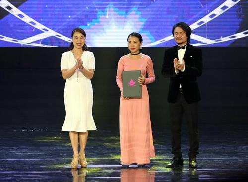 Ban tổ chức trao giải phim được yêu thích nhất cho bộ phim Yêu đi đừng sợ nhận giải tại buổi lễ Ảnh: Trần Lê Lâm - TTXVN