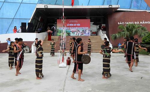 Các chàng trai, cô gái Xơ Đăng trình diễn các điệu múa truyền thống tại lễ dựng cây Nêu. Ảnh: Trần Lê Lâm - TTXVN Các chàng trai, cô gái Xơ Đăng trình diễn các điệu múa truyền thống tại lễ dựng cây Nêu. Ảnh: Trần Lê Lâm - TTXVN