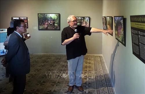 Tác giả Vargyas Gábor (bên phải), Tiến sĩ nhân học - xã hội học Hungary chia sẻ với khách tham quan về các bức ảnh tại triển lãm. Ảnh: Thu Hoài - TTXVN Tác giả Vargyas Gábor (bên phải), Tiến sĩ nhân học - xã hội học Hungary chia sẻ với khách tham quan về các bức ảnh tại triển lãm. Ảnh: Thu Hoài - TTXVN
