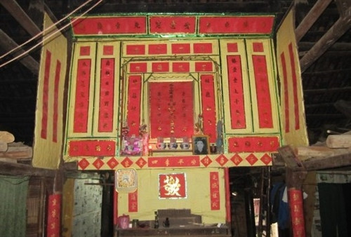 Bàn thờ tổ tiên của người Tày ở làng Nà Mằn, xã Phong Châu, huyện Trùng Khánh (Cao Bằng).
