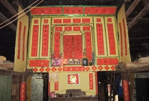 Bàn thờ tổ tiên của người Tày ở làng Nà Mằn, xã Phong Châu, huyện Trùng Khánh (Cao Bằng).