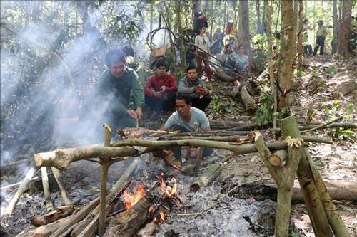 Nướng gà, cơm lam để dâng cúng thần Rừng theo phong tục người Jrai tại Tây Nguyên. Ảnh: Hồng Điệp - TTXVN Nướng gà, cơm lam để dâng cúng thần Rừng theo phong tục người Jrai tại Tây Nguyên. Ảnh: Hồng Điệp - TTXVN
