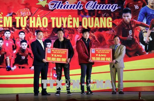 Hiệp hội Doanh nghiệp tỉnh Tuyên Quang tặng thưởng cho hai cầu thủ, mỗi người 100 triệu đồng. Ảnh: Quang Cường – TTXVN