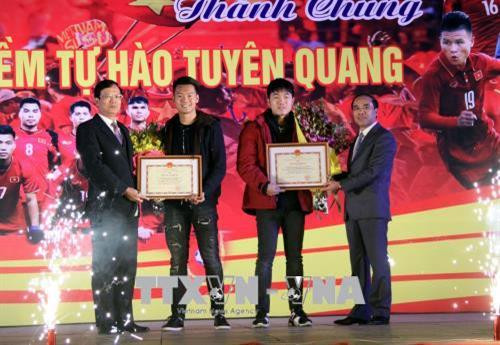 Lãnh đạo tỉnh Tuyên Quang tặng Bằng khen cho 2 cầu thủ. Ảnh: Quang Cường – TTXVN