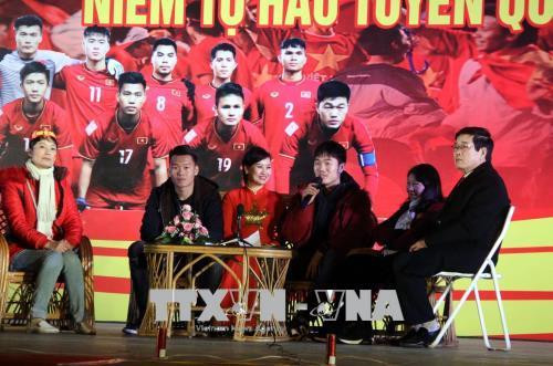 Các cầu thủ giao lưu với người hâm mộ. Ảnh: Quang Cường – TTXVN