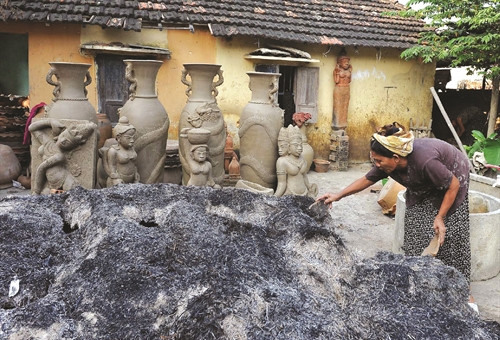 Gốm Bàu Trúc được nung lộ thiên và sản phẩm trước khi nung phải được phơi khô một ngày