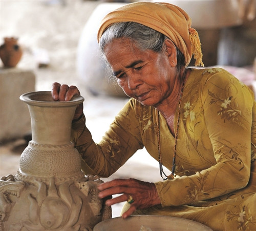 Bàn tay khéo léo của nghê nhân Chăm tạo nên nét thiết kế độc đáo của gốm Bàu Trúc