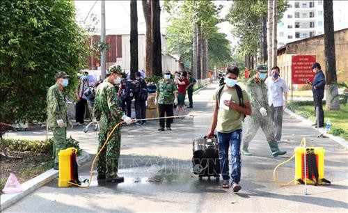 Khử trùng cho công dân đã hoàn thành thời gian cách ly y tế trước lúc trở về gia đình. Ảnh: Xuân Khu-TTXVN Khử trùng cho công dân đã hoàn thành thời gian cách ly y tế trước lúc trở về gia đình. Ảnh: Xuân Khu-TTXVN