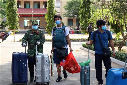 Các chiến sỹ trường Quân sự Quân khu 7 hỗ trợ vận chuyển đồ cho công dân đã hoàn thành xong thời gian cách ly y tế. Ảnh: Xuân Khu-TTXVN Các chiến sỹ trường Quân sự Quân khu 7 hỗ trợ vận chuyển đồ cho công dân đã hoàn thành xong thời gian cách ly y tế. Ảnh: Xuân Khu-TTXVN