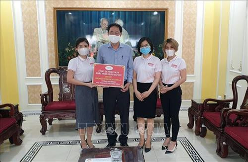 Đại diện Ủy ban Mặt trận Tổ quốc Việt Nam Thành phố Hồ Chí Minh tiếp nhận ủng hộ của các đơn vị, cá nhân. Ảnh: TTXVN phát