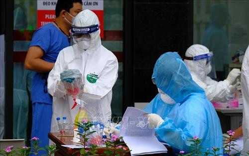 Lấy mẫu xét nghiệm cho cán bộ, y, bác sĩ tại Bệnh viện Bạch Mai. Ảnh: Phạm Hùng – TTXVN phát