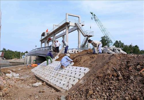 Bộ NN&PTNT đẩy nhanh tiến độ các công trình thủy lợi, tham gia kiểm soát hạn mặn vùng Đồng bằng sông Cửu Long mùa khô. Ảnh: TTXVN Bộ NN&PTNT đẩy nhanh tiến độ các công trình thủy lợi, tham gia kiểm soát hạn mặn vùng Đồng bằng sông Cửu Long mùa khô. Ảnh: TTXVN