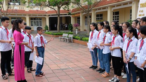 Buổi luyện hát dân ca của Câu lạc bộ dân ca Trường THCS Kim Liên. Ảnh: Bích Huệ - TTXVN Buổi luyện hát dân ca của Câu lạc bộ dân ca Trường THCS Kim Liên. Ảnh: Bích Huệ - TTXVN