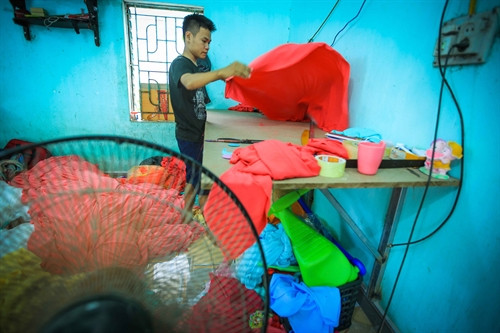 Những người thợ trẻ lành nghề của làng may truyền thống Trạch Xá là lớp kế cận duy trì, phát triển nghề nghiệp của cha ông vẫn đang ngày đêm miệt mài lao động sáng tạo để tìm hướng ra cho những sản phẩm áo dài của Làng. Những người thợ trẻ lành nghề của làng may truyền thống Trạch Xá là lớp kế cận duy trì, phát triển nghề nghiệp của cha ông vẫn đang ngày đêm miệt mài lao động sáng tạo để tìm hướng ra cho những sản phẩm áo dài của Làng.