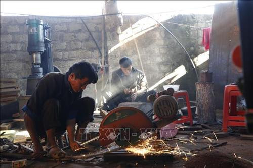 Xưởng rèn của gia đình anh Hờ A Giàng, bản Giề Thàng, xã Chế Cu Nha, huyện Mù Cang Chải, là một trong số ít gia đình người Mông còn giữ lại được nghề rèn truyền thống. Ảnh: Tuấn Anh-TTXVN