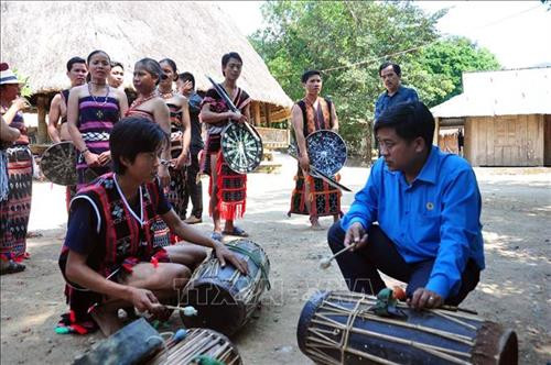 Hướng dẫn khách du lịch cách đánh trống theo điệu múa tung tung da dá. Ảnh: Đỗ Trưởng - TTXVN Hướng dẫn khách du lịch cách đánh trống theo điệu múa tung tung da dá. Ảnh: Đỗ Trưởng - TTXVN