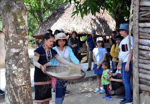 Một nữ du khách người Nhật Bản được người dân địa phương hướng dẫn cách sẩy thóc. Ảnh: Đỗ Trưởng - TTXVN Một nữ du khách người Nhật Bản được người dân địa phương hướng dẫn cách sẩy thóc. Ảnh: Đỗ Trưởng - TTXVN