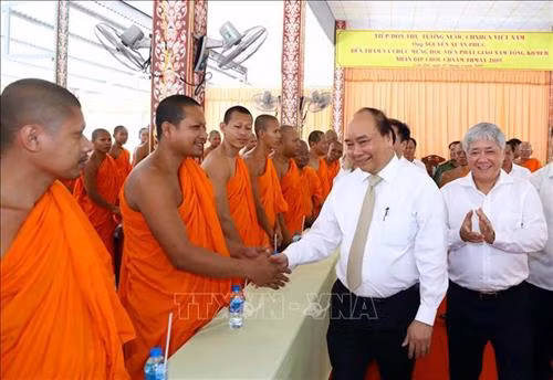Thủ tướng Nguyễn Xuân Phúc bắt tay các vị sư sãi Học viện Phật giáo Nam tông Khmer. Ảnh: Thống Nhất – TTXVN