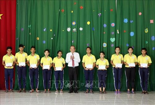 Phó Thủ tướng Thường trực Chính phủ Trương Hòa Bình tặng quà cho học sinh trường Phổ thông Dân tộc nội trú tỉnh Vĩnh Long. Ảnh: Phạm Minh Tuấn - TTXVN Phó Thủ tướng Thường trực Chính phủ Trương Hòa Bình tặng quà cho học sinh trường Phổ thông Dân tộc nội trú tỉnh Vĩnh Long. Ảnh: Phạm Minh Tuấn - TTXVN