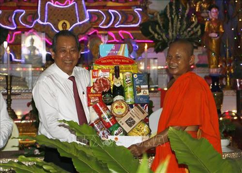 Phó Thủ tướng Thường trực Chính phủ Trương Hòa Bình tặng quà cho Hội Đoàn kết sư sãi yêu nước tỉnh Vĩnh Long. Ảnh: Phạm Minh Tuấn - TTXVN Phó Thủ tướng Thường trực Chính phủ Trương Hòa Bình tặng quà cho Hội Đoàn kết sư sãi yêu nước tỉnh Vĩnh Long. Ảnh: Phạm Minh Tuấn - TTXVN