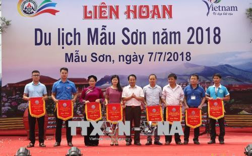 Đại diện Ban Tổ chức trao cờ lưu niệm cho các đơn vị tham dự liên hoan. Ảnh: Quang Duy - TTXVN Đại diện Ban Tổ chức trao cờ lưu niệm cho các đơn vị tham dự liên hoan. Ảnh: Quang Duy - TTXVN