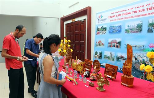 Trưng bày sản phẩm du lịch của Sóc Trăng bên lề hội thảo. Ảnh: Trung Hiếu-TTXVN