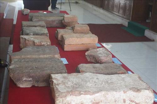 Các di vật tìm kiếm được gồm 4 nhóm cơ bản là vật liệu xây dựng, gốm sứ, sành và kim loại. Ảnh: Hoa Mai - TTXVN Các di vật tìm kiếm được gồm 4 nhóm cơ bản là vật liệu xây dựng, gốm sứ, sành và kim loại. Ảnh: Hoa Mai - TTXVN