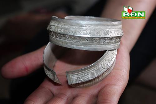 Nhiều họa tiết tinh xảo trên vòng bạc của phụ nữ Dao Nhiều họa tiết tinh xảo trên vòng bạc của phụ nữ Dao