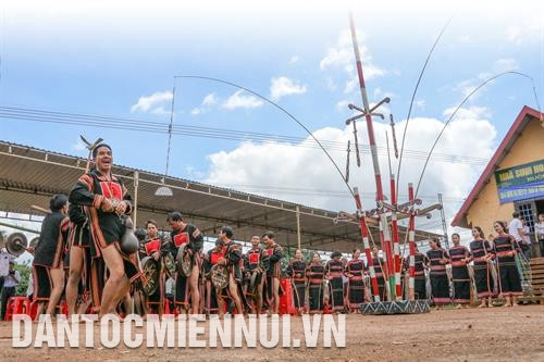 Cộng đồng người Jrai diễn tấu cồng chiêng trong Lễ cúng lúa mới. Ảnh: Tuấn Anh Cộng đồng người Jrai diễn tấu cồng chiêng trong Lễ cúng lúa mới. Ảnh: Tuấn Anh