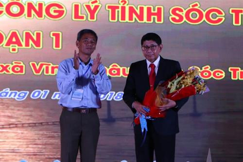 Ông Lâm Văn Mẫn, Phó Bí thư Tỉnh ủy Sóc Trăng (áo trắng) tặng hoa Phó Thủ tướng Thái Lan Wissanu Kreangam. Ảnh: Trung Hiếu - TTXVN Ông Lâm Văn Mẫn, Phó Bí thư Tỉnh ủy Sóc Trăng (áo trắng) tặng hoa Phó Thủ tướng Thái Lan Wissanu Kreangam. Ảnh: Trung Hiếu - TTXVN