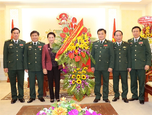 Chủ tịch Quốc hội Nguyễn Thị Kim Ngân tặng hoa chúc mừng Bộ Tư lệnh Biên phòng. Ảnh: Trọng Đức - TTXVN.