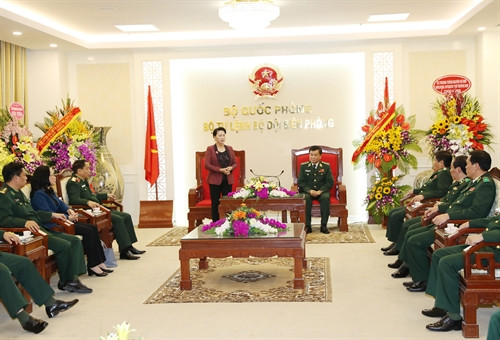 Chủ tịch Quốc hội Nguyễn Thị Kim Ngân phát biểu chúc mừng Bộ đội Biên phòng. Ảnh: Trọng Đức - TTXVN.