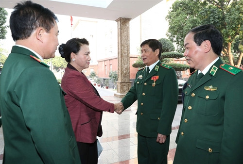 Chủ tịch Quốc hội Nguyễn Thị Kim Ngân với các đồng chí lãnh đạo chủ chốt Bộ Tư lệnh Biên phòng. Ảnh: Trọng Đức - TTXVN.