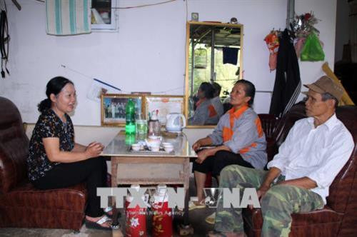 Bà Bê thường xuyên tới nhà hội viên để thăm hỏi, tìm hiểu tâm tư, nguyên vọng của người cao tuổi. Ảnh: Diệp Anh - TTXVN