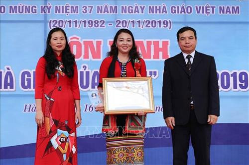 Trao Bằng khen của Bộ Giáo dục và Đào tạo cho các nhà giáo tiêu biểu của năm 2019. Ảnh: Thanh Tùng-TTXVN