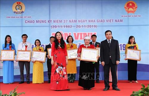 Trao Bằng khen của Bộ Giáo dục và Đào tạo cho các nhà giáo tiêu biểu của năm 2019. Ảnh: Thanh Tùng-TTXVN