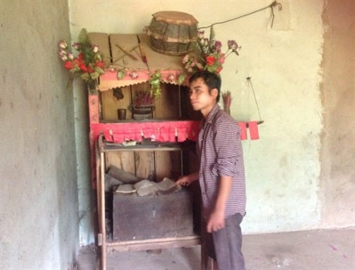 Bàn thờ gia đình ông Lý Văn Nguyên, xóm Gảm Tẹn, xã Hoa Thám (Nguyên Bình) là trưởng họ Lý người Dao Tiền tại đây có chiếc trống con và thờ tranh ma khác với gia đình không phải trưởng họ. Bàn thờ gia đình ông Lý Văn Nguyên, xóm Gảm Tẹn, xã Hoa Thám (Nguyên Bình) là trưởng họ Lý người Dao Tiền tại đây có chiếc trống con và thờ tranh ma khác với gia đình không phải trưởng họ.