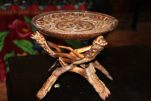 Các vật dụng trong ngôi nhà được chạm trổ tinh xảo