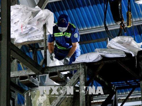 Tiếp nhận rác thải nguy hại tại nhà máy ở Công trường xử lý và tái chế chất thải Đông Thạnh. Ảnh: Xuân Dự - TTXVN Tiếp nhận rác thải nguy hại tại nhà máy ở Công trường xử lý và tái chế chất thải Đông Thạnh. Ảnh: Xuân Dự - TTXVN