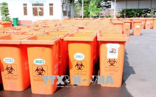 Dụng cụ chứa rác thải nguy hại được vệ sinh cẩn thận tại khuôn viên Công trường xử lý và tái chế chất thải Đông Thạnh. Ảnh: Xuân Dự - TTXVN Dụng cụ chứa rác thải nguy hại được vệ sinh cẩn thận tại khuôn viên Công trường xử lý và tái chế chất thải Đông Thạnh. Ảnh: Xuân Dự - TTXVN