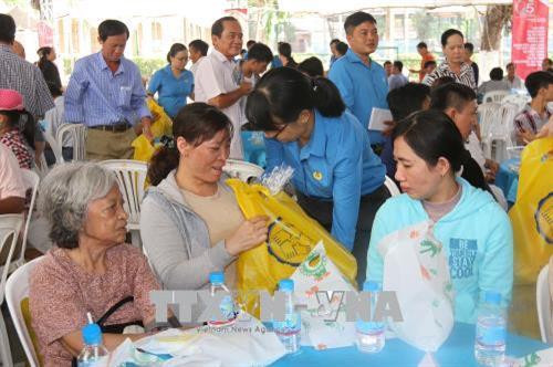 Thăm hỏi, tặng quà công nhân bị tai nạn lao động tại buổi họp mặt. Ảnh: Thanh Vũ-TTXVN