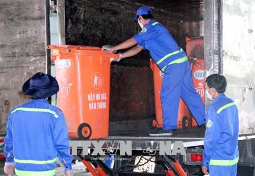 Tiếp nhận rác thải nguy hại tại nhà máy ở Công trường xử lý và tái chế chất thải Đông Thạnh. Ảnh: Xuân Dự - TTXVN Tiếp nhận rác thải nguy hại tại nhà máy ở Công trường xử lý và tái chế chất thải Đông Thạnh. Ảnh: Xuân Dự - TTXVN