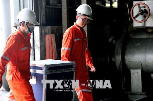 Đội kiểm tra của Sở Tài nguyên và Môi trường thành phố kiểm tra các chi tiêu môi trường tại nhà máy ở Công trường xử lý và tái chế chất thải Đông Thạnh. Ảnh: Xuân Dự - TTXVN Đội kiểm tra của Sở Tài nguyên và Môi trường thành phố kiểm tra các chi tiêu môi trường tại nhà máy ở Công trường xử lý và tái chế chất thải Đông Thạnh. Ảnh: Xuân Dự - TTXVN