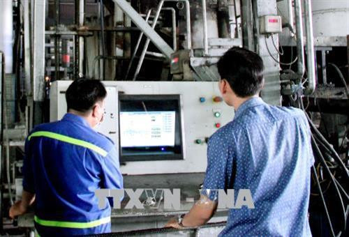 Vận hành dây chuyển xử lý rác thải nguy hại bằng công nghệ tự động. Ảnh: Xuân Dự - TTXVN Vận hành dây chuyển xử lý rác thải nguy hại bằng công nghệ tự động. Ảnh: Xuân Dự - TTXVN