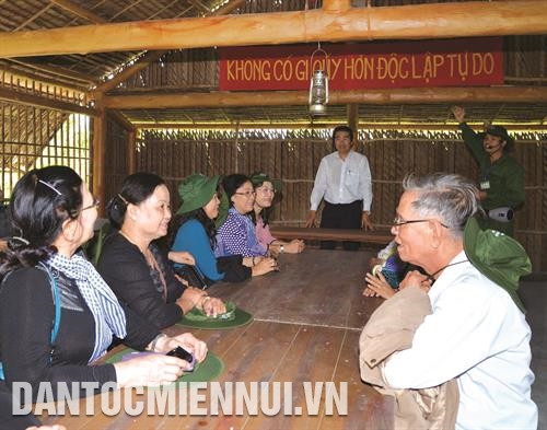 Cán bộ, người dân thăm lại khu căn cứ cách mạng năm xưa ở huyện Hồng Dân